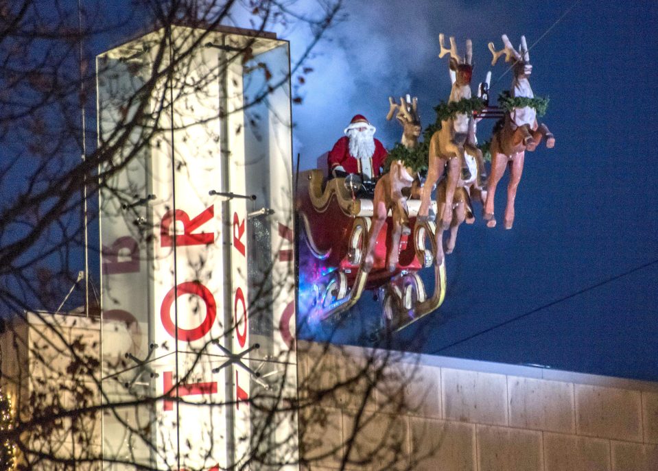  Santa's amazing performance formally marked the reopening of the Berlin Christmas Market