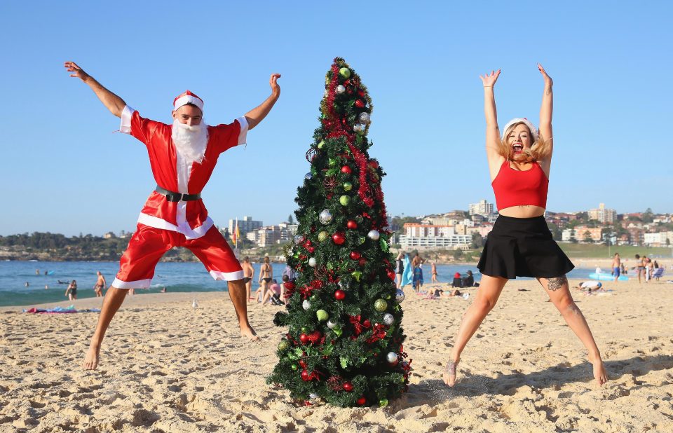  Jason Ramsay and Amy Lavery, from Arbroath, Scotland, pose next to a Christmas tree on Bondi Beach