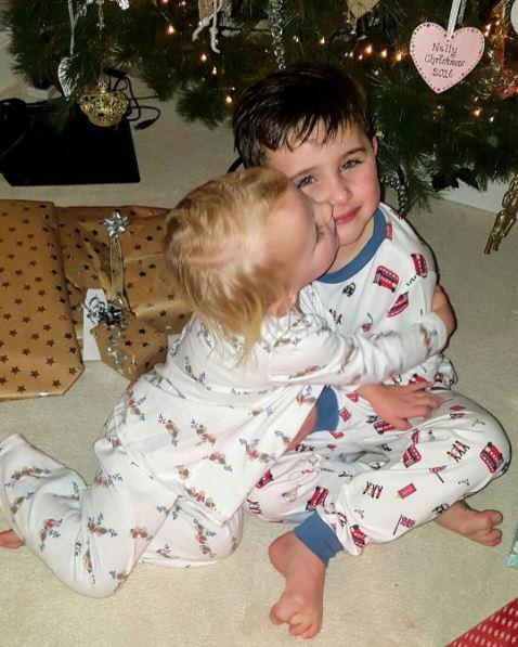  Billie Faier's daughter Nelly hugs Teddy under the Christmas tree