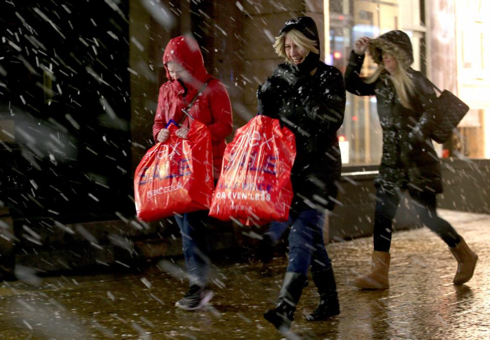  Shoppers brave a freezing snow storm in Edinburgh this morning