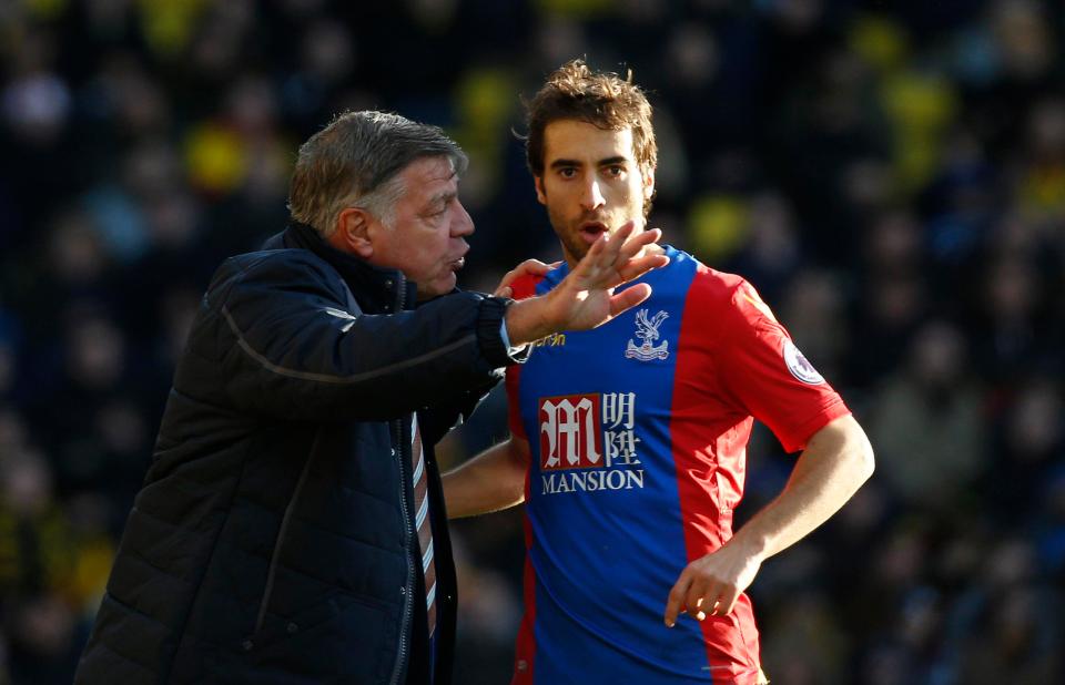  Allardyce gives former Arsenal midfielder Mathieu Flamini instructions