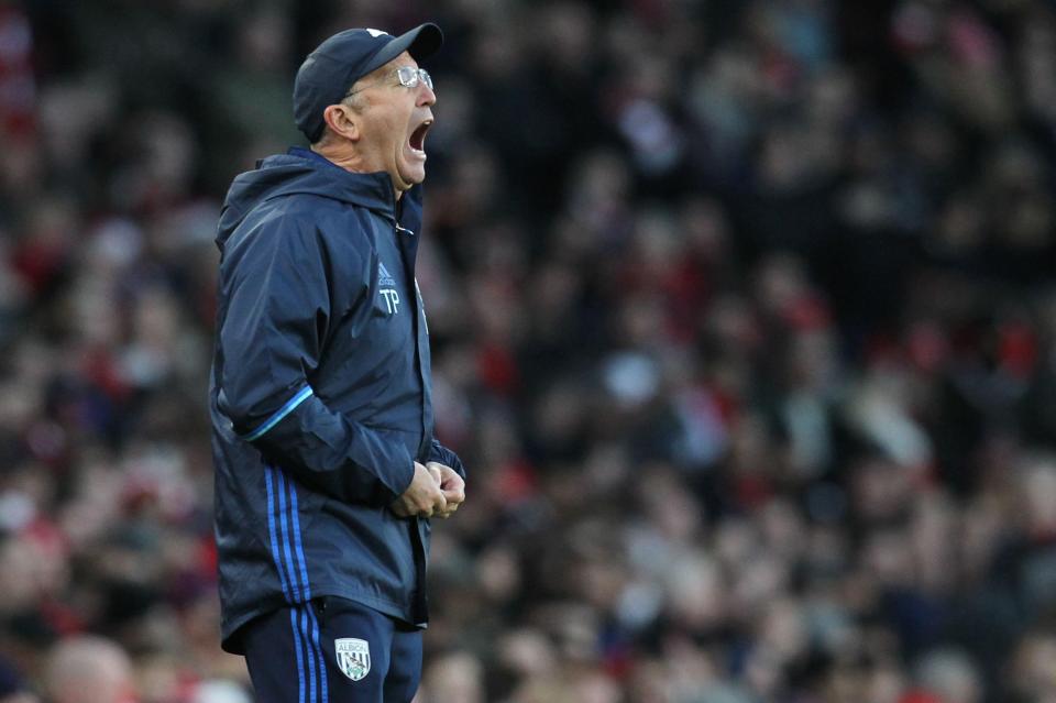  Tony Pulis shouts instructions to his players