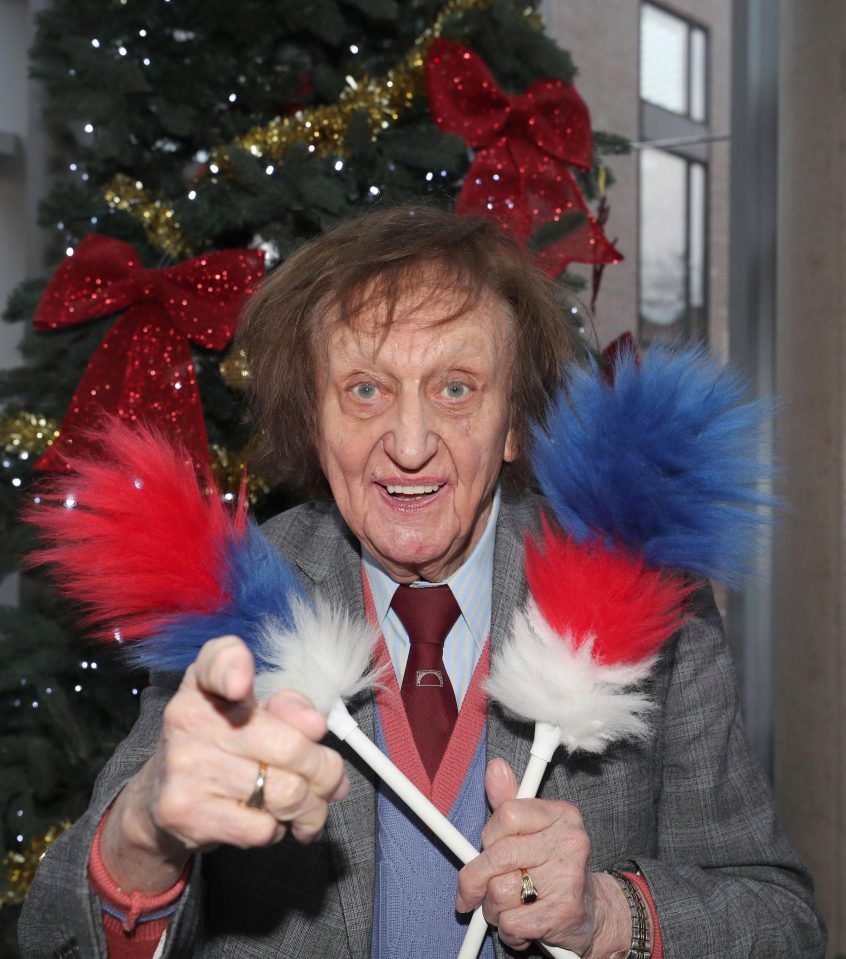  Comedian Ken Dodd has been awarded a knighthood in the Queen's New Year's Honours, 30 years after getting his OBE