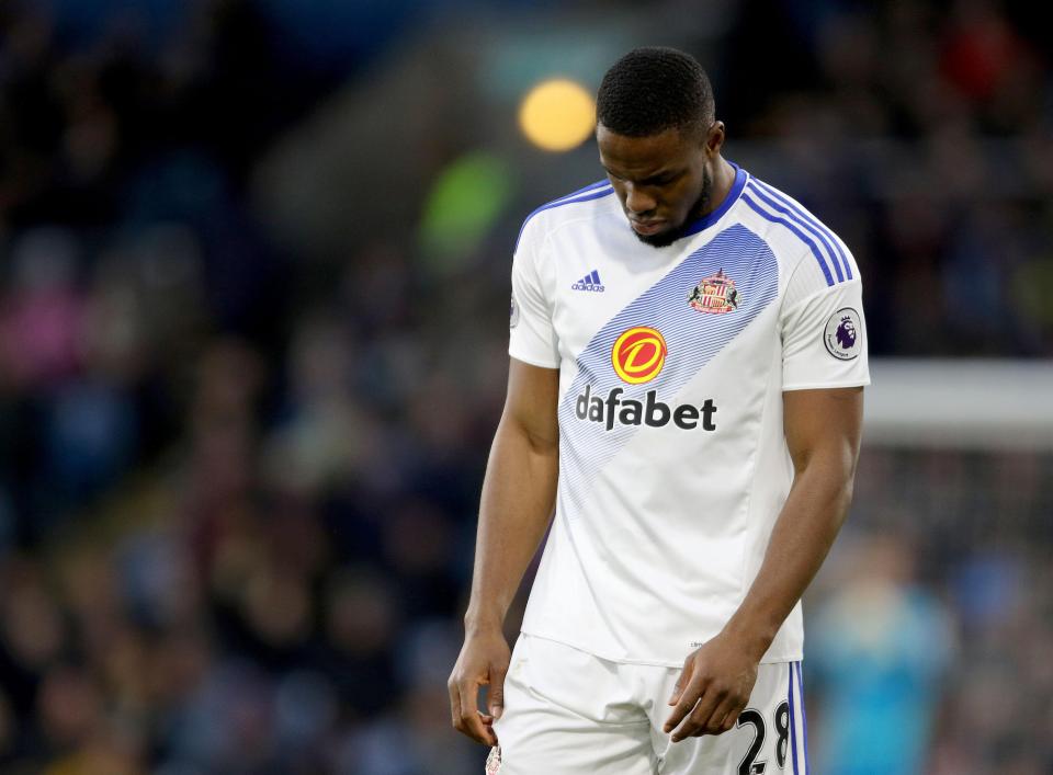  Victor Anichebe came off with a hamstring injury and Sunderland ended the first half with ten men