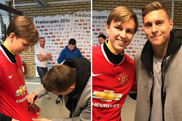  Lindelof signs a Manchester United shirt in his home town in Sweden