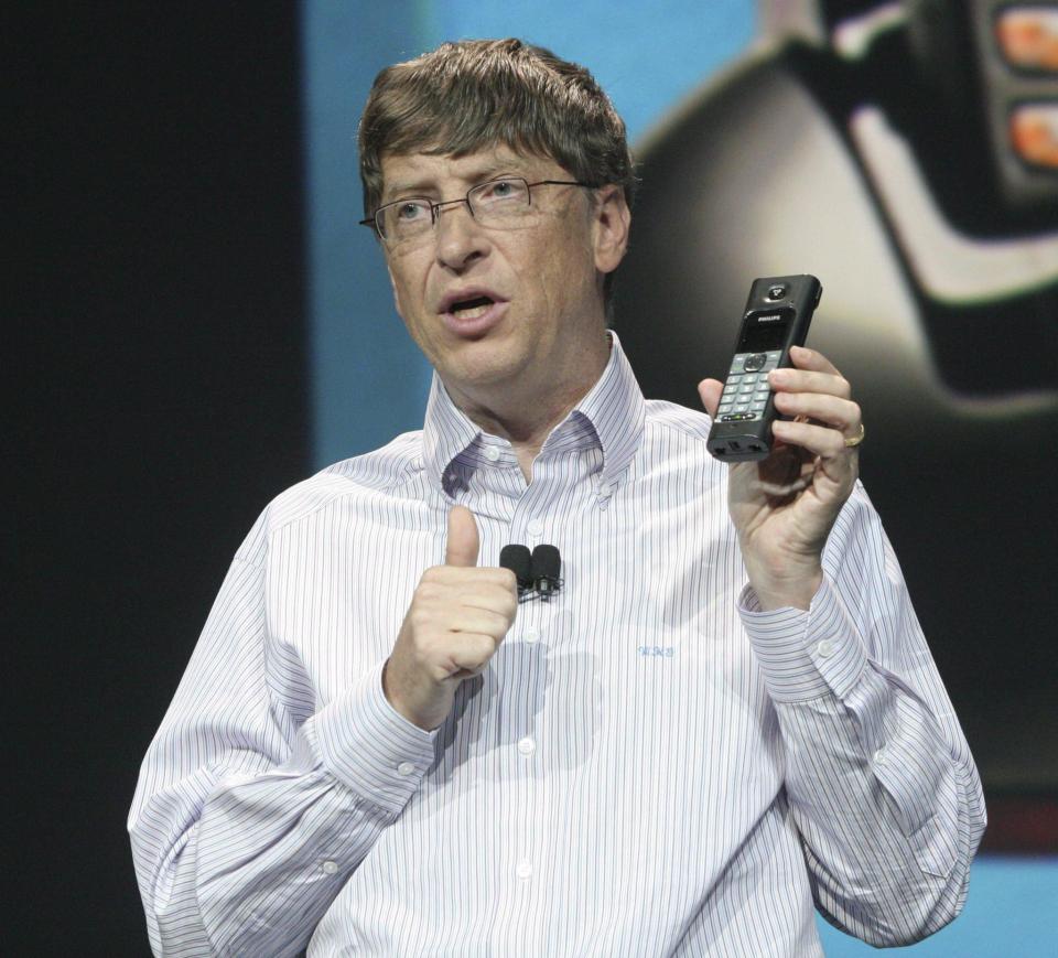  Microsoft boss Bill Gates presents a new phone at CES in 2006