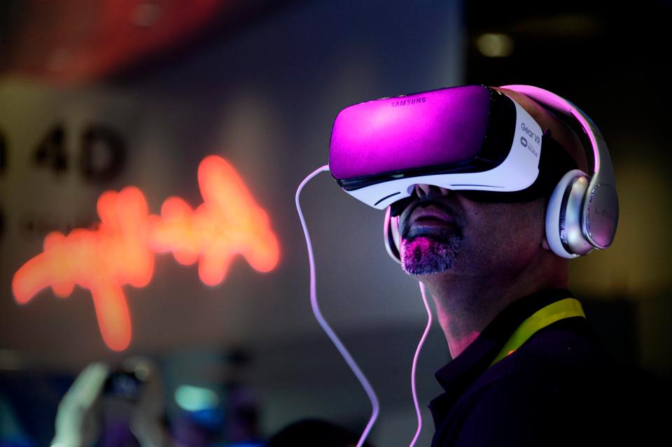  A show attendee tries out Samsung Gear VR goggles at last year's expo