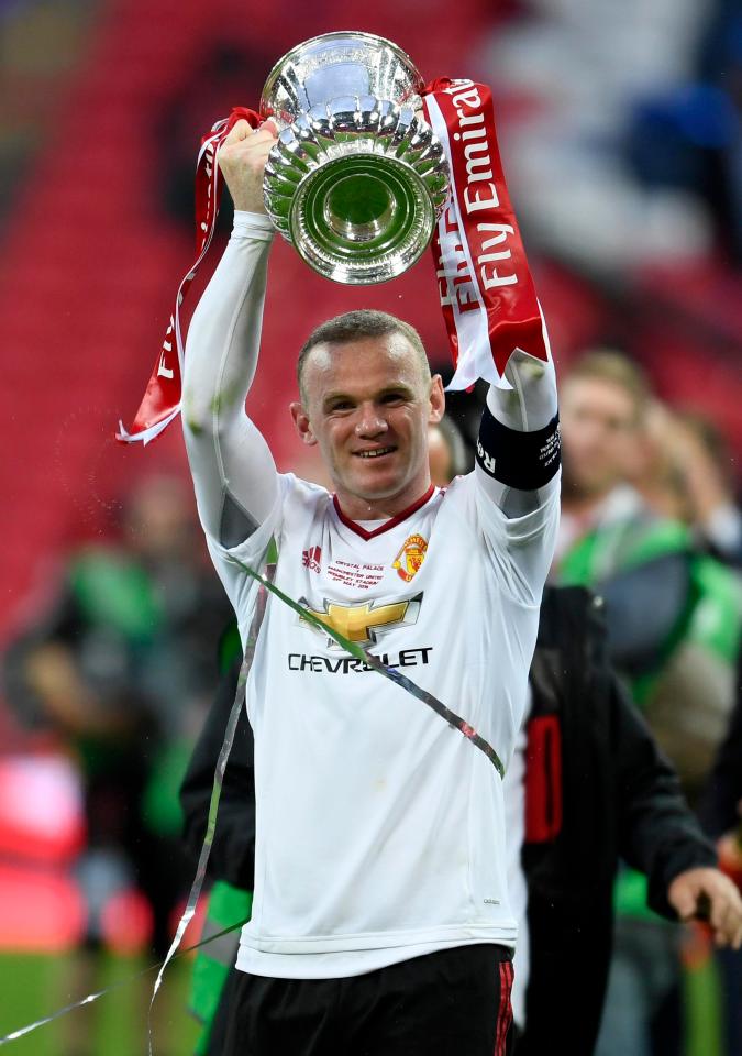  Wayne Rooney with last year's FA Cup