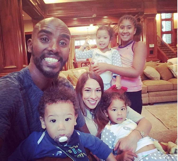  Mo Farah with his wife Tania, son Hussein, and daughters Rihanna, Aisha and Amani