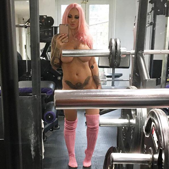  Model turned bodybuilder Jodie is no stranger to a sexy selfie