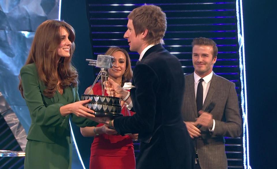  Wiggins accepts the SPOTY award from Kate Middleton in 2012