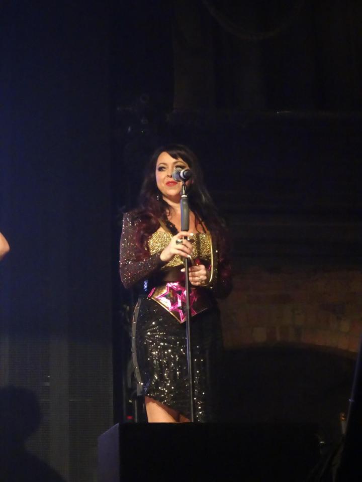  Steps star Lisa Scott Lee performs with her arm in a sling