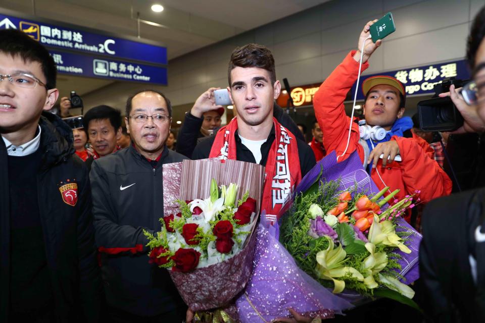  Oscar is mobbed by fans as he touches down at Shanghai airport