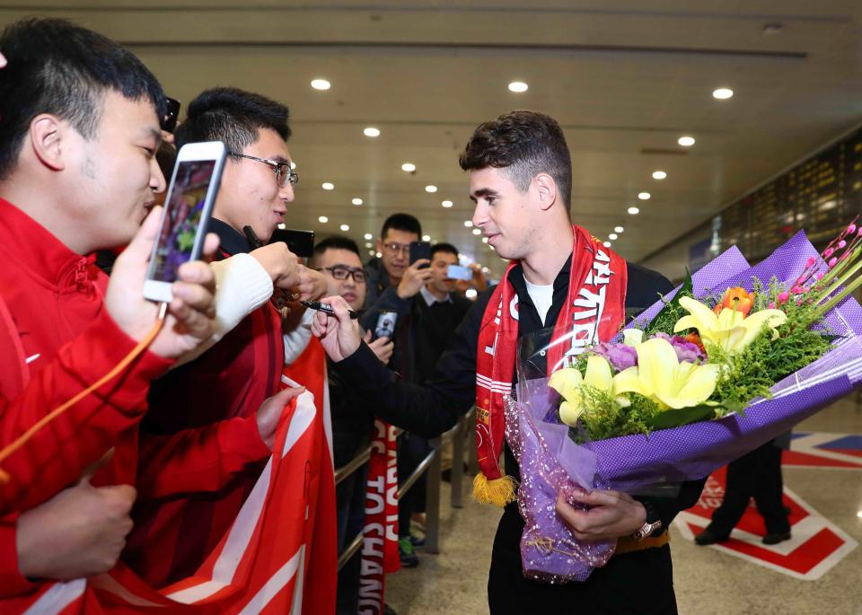  Shanghai SIPG fans handed former Chelsea man Oscar flowers on arrival