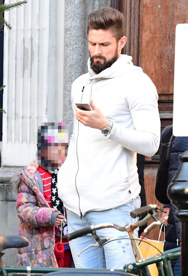  Olivier Giroud found a quiet moment in North London to check another replay of his stunning scorpion kick goal against Crystal Palace