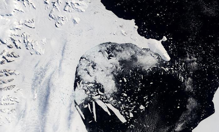  The ice shelf is starting to collapse, like Larsen B, above, and could completely break away as a huge iceberg