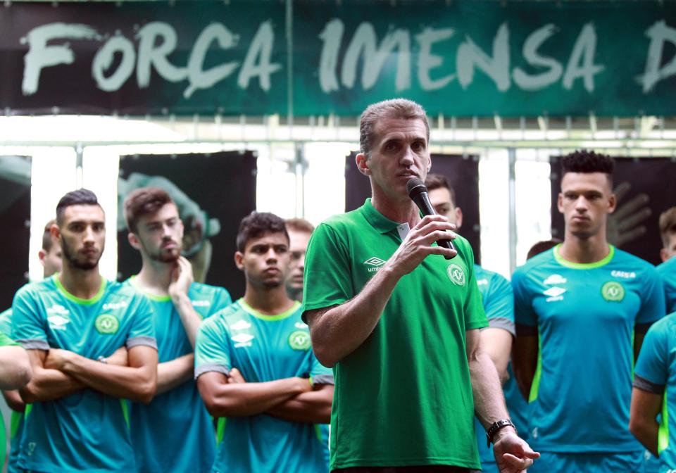  New Chapecoense manager, Vagner Mancini, talks to his players