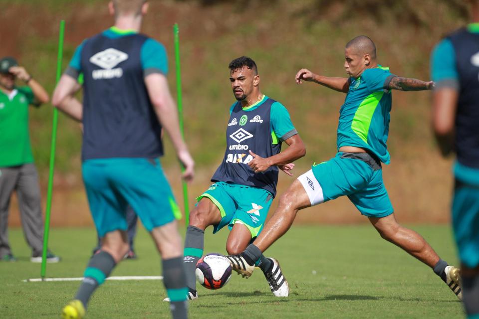  Wellington Alves tries to tackle Fabricio Bruno during a Chapecoense session