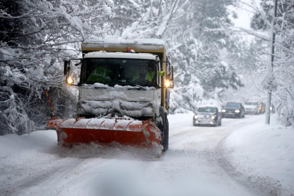  Snow ploughs try to alleviate travel chaos in the outskirts of Istanbul, Turkey