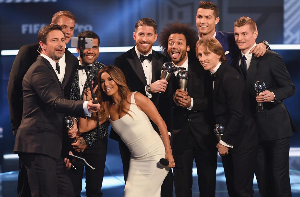  Hosts Eva Longoria and Marco Schreyl take a selfie with the FIFPro players present at the Zurich award ceremony