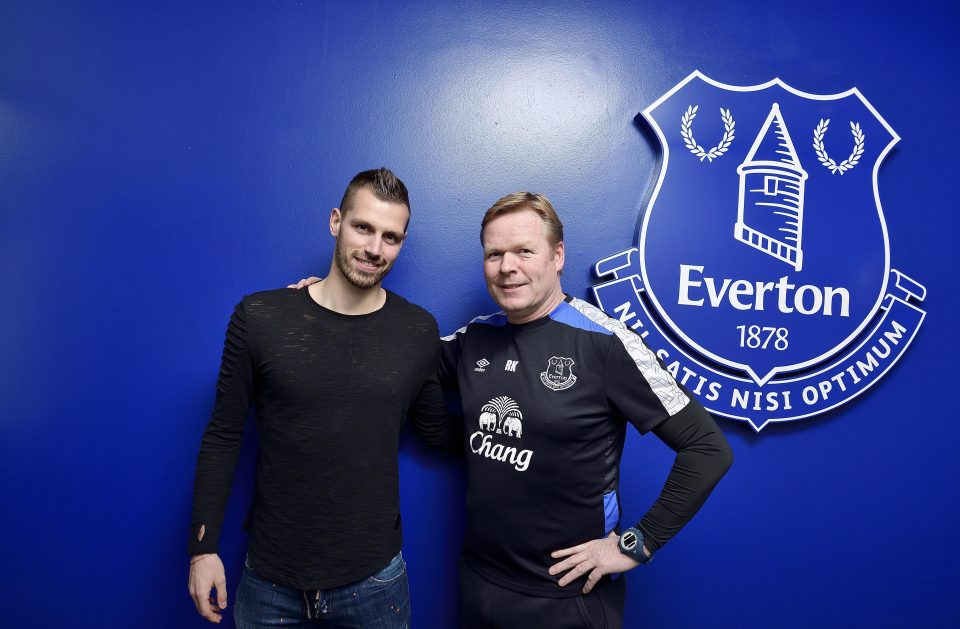  Everton have signed Morgan Schneiderlin from Man Utd