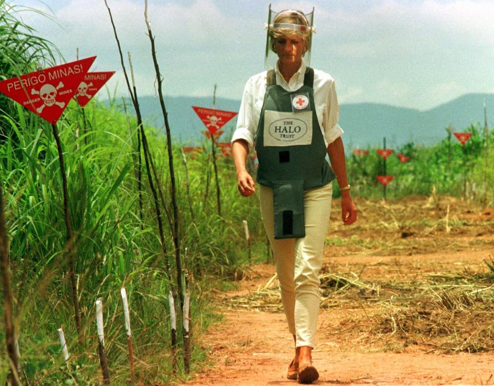  The Princess took a walk through a minefield in the town of Kuito, where thousands of mines left dozens maimed and killed every month