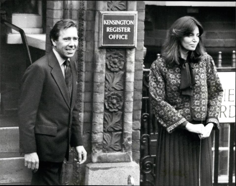  Lord Snowdon outside Kensington Register Office at his marriage to Lucy Mary Lindsay-Hogg in December 1978