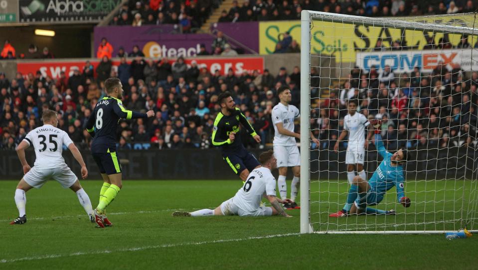  Olivier Giroud became Arsenal's first player to score in five successive games in all competitions since Emanuel Adebayor in 2008