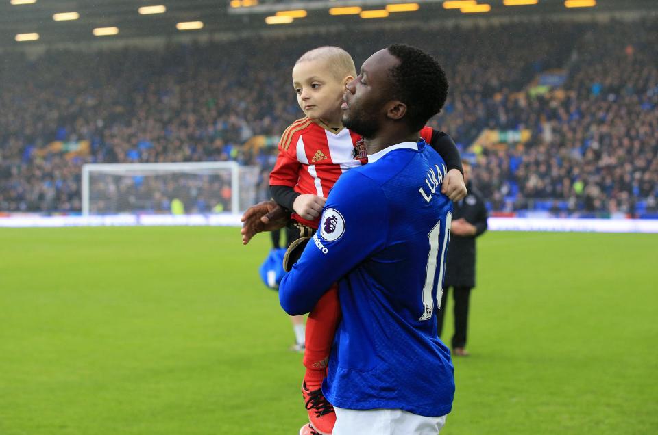  Romelu Lukaku carries out the young Sunderland fan before the game at Goodison Park in January