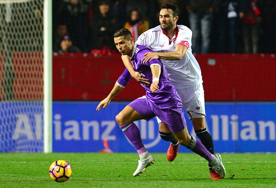  Vicente Iborra getting to grips with Cristiano Ronaldo in Sevilla win against Real Madrid on Sunday