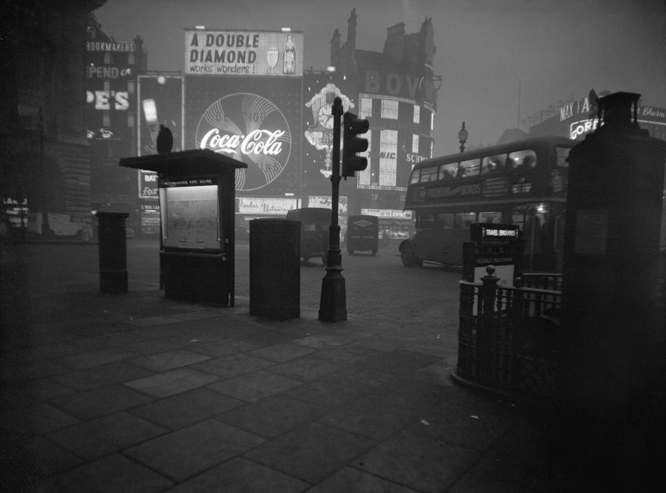  Coca-Cola's ad is shrouded in fog in 1959