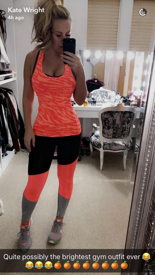  Kate Wright sizzled in a bright pink vest and matching leggings as she got set for a sweaty workout