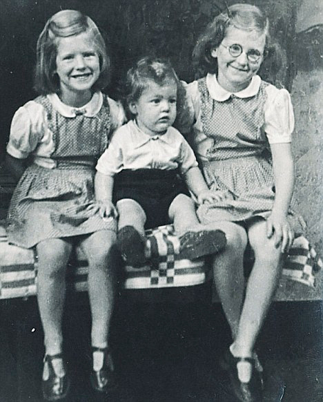  Kim Woodburn with her half brother Robert, and elder sister Gloria in 1947