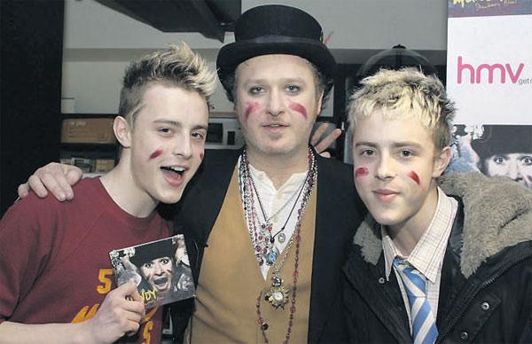  A year before finding fame, the twins queued up for an autograph from Mundy at a HMV store