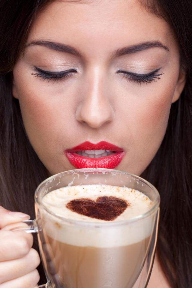  Two-thirds of coffee drinkers and one-third of tea drinkers put sugar, cream and flavourings in their drinks, which adds up to extra calories