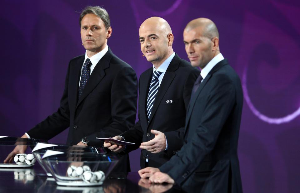  Marco van Basten (l) and Fifa president Gianni Infantino (centre) are trying to change football