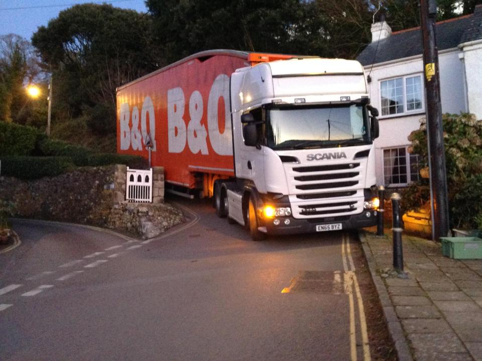  B&Q lorry became wedged on tight bend in Pentewan, Cornwall, blocking entire village for 18 hours