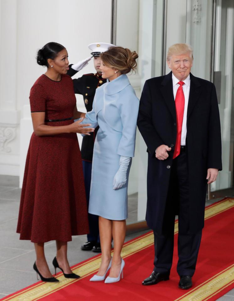  Melania and Michelle shook hands on the steps