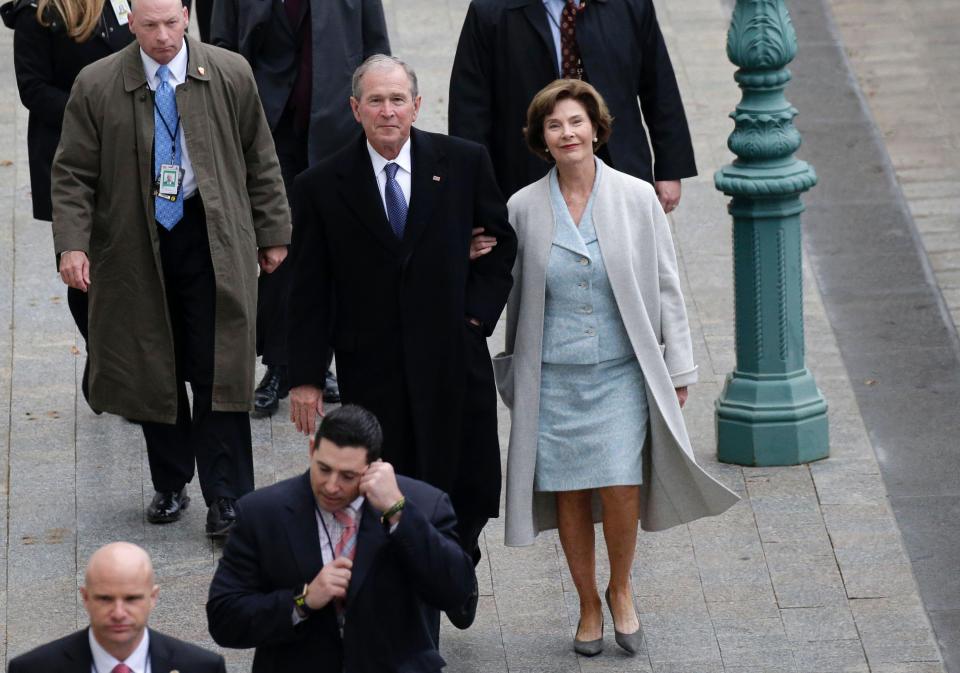  Ex-president George W. Bush and his wife Laura flash a smile and a wave as they arrive in DC