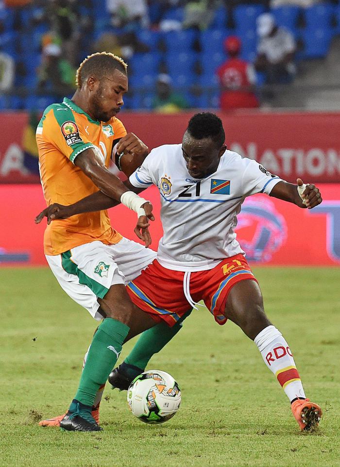  Ivory Coast's midfielder Serey Die (L) challenges Democratic Republic of the Congo's forward Firmin Ndombe Mubele