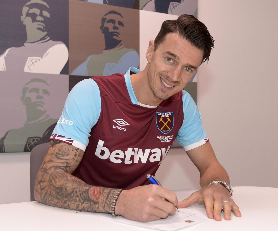  Jose Fonte has completed his move to West Ham from Southampton