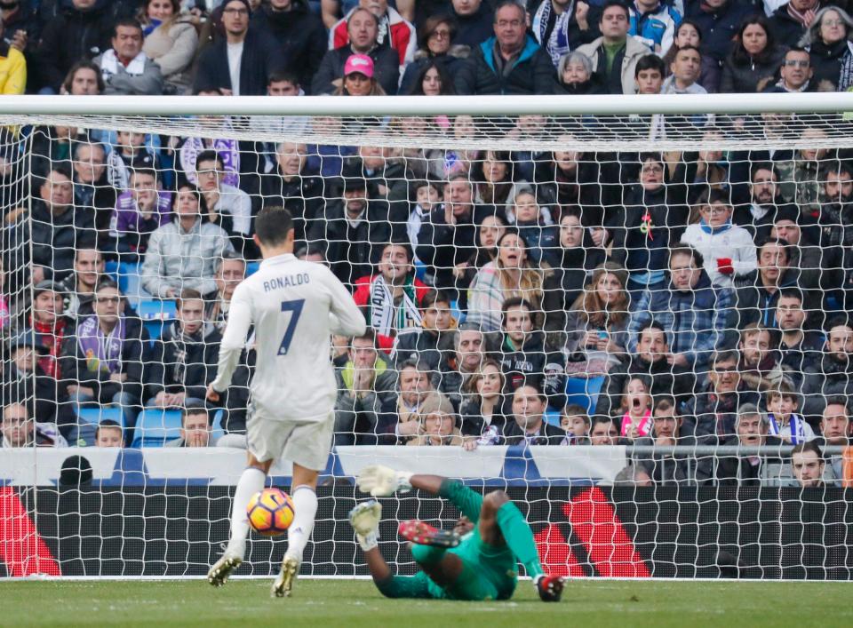  Carlos Kameni makes one of many saves in personal duel with Cristiano Ronaldo