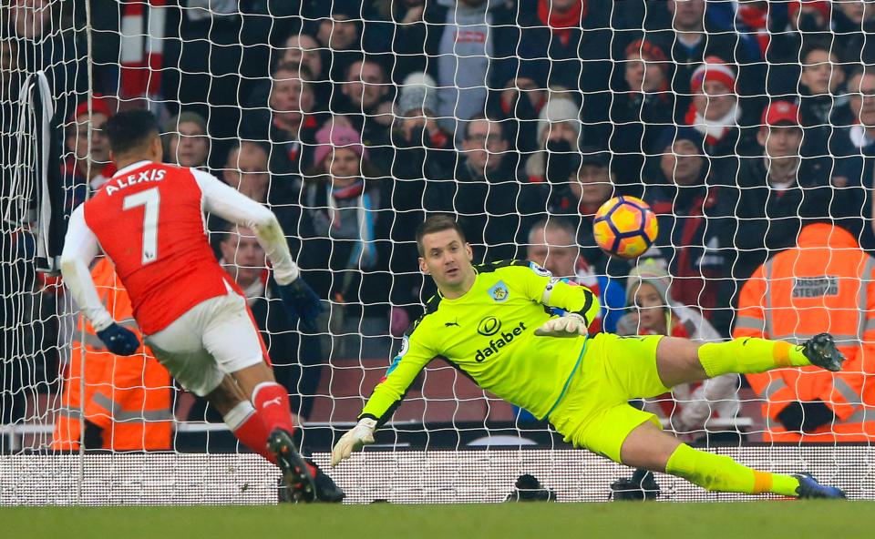  Alexis Sanchez rescues Arsneal by scoring a 'Panenka' penalty in the 98th minute