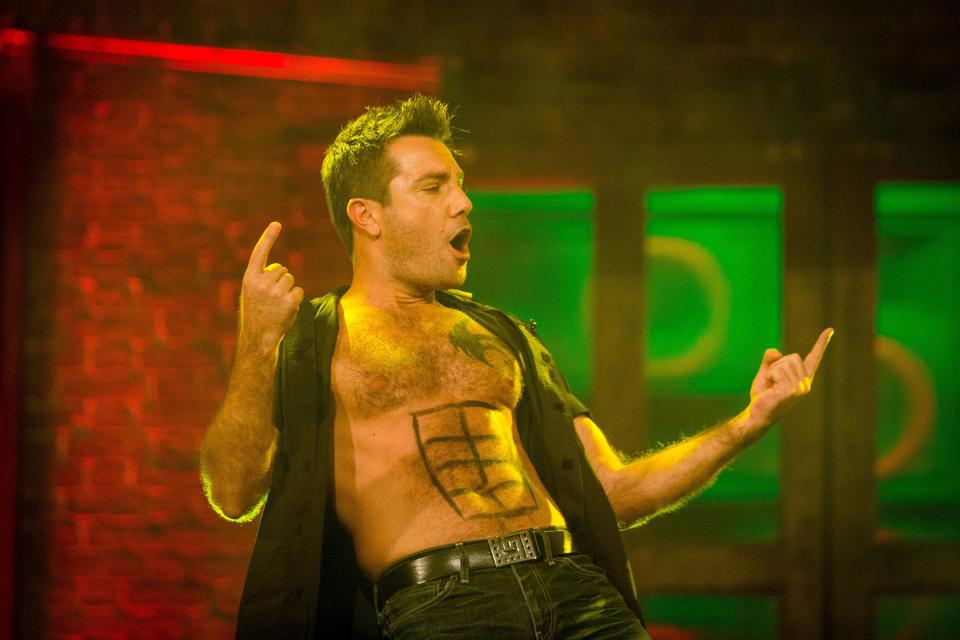  He has drawn abs on himself - like Pete had in his Mysterious girl video