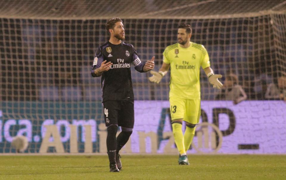  Casilla argues with Sergio Ramos after Celta Vigo took a 1-0 lead