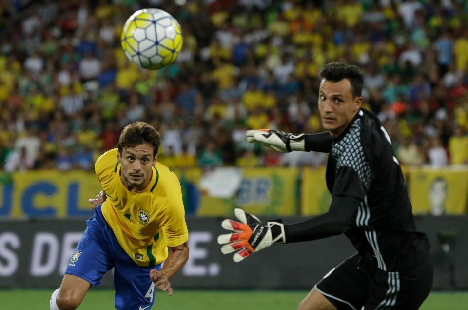  Rodrigo Caio heads past Colombia goalkeeper David Gonzalez, but can't score