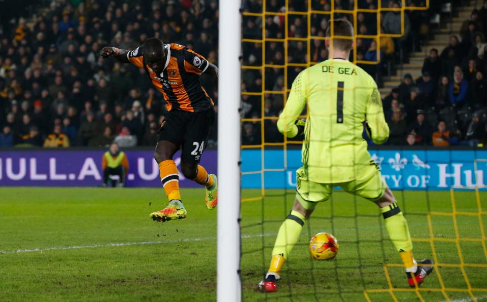  Oumar Niasse set up a tense final minutes with his late goal but Hull could not complete the comeback