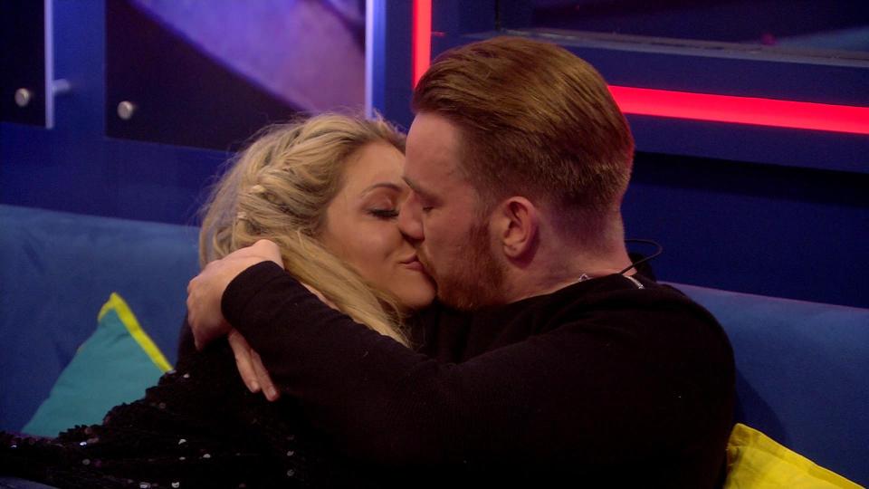  Bianca and Jamie pile on the PDA again tonight