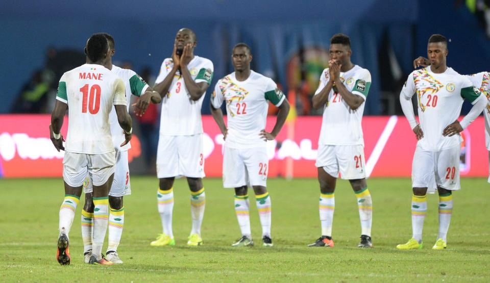  Senegal players react to seeing Mane's missed penalty