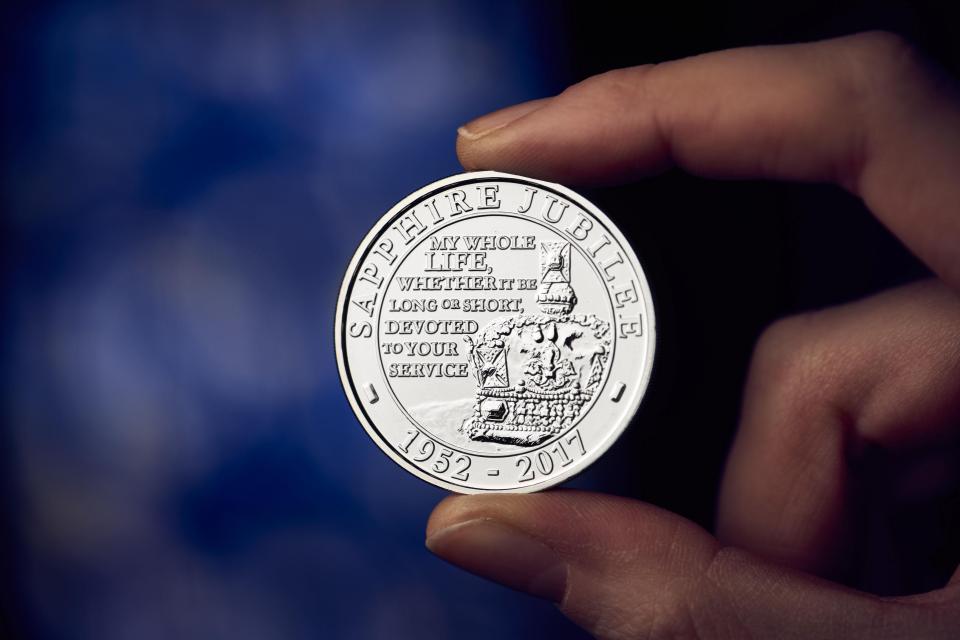  The reverse of the £5 coin features a quote from the Queen where she dedicated herself to serving the British public